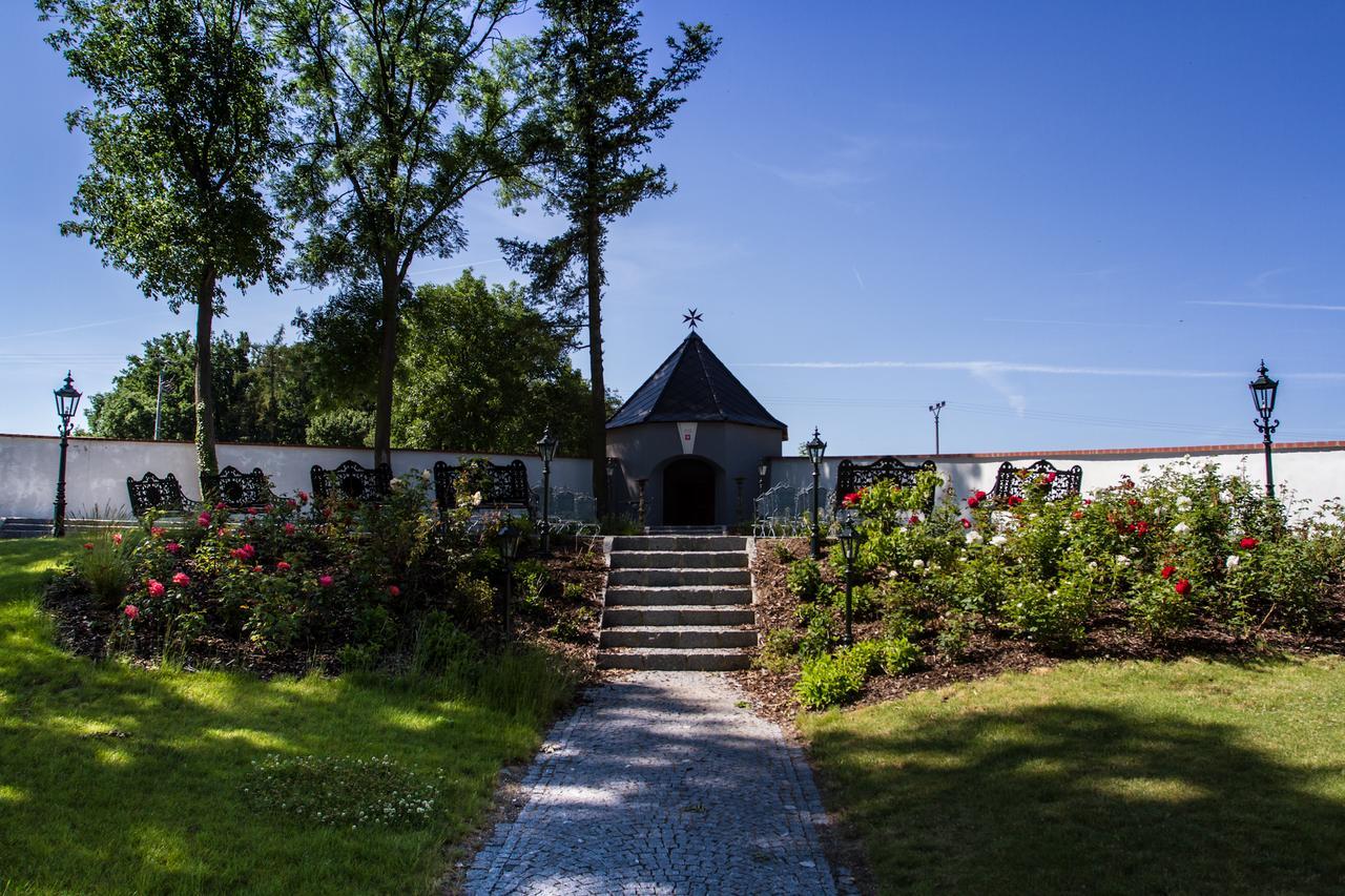 Hotel Panstvi Dlouha Lhota Extérieur photo